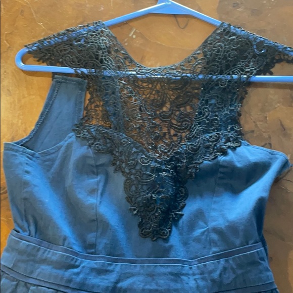 High-neck scalloped lace dress - Picture 3 of 6